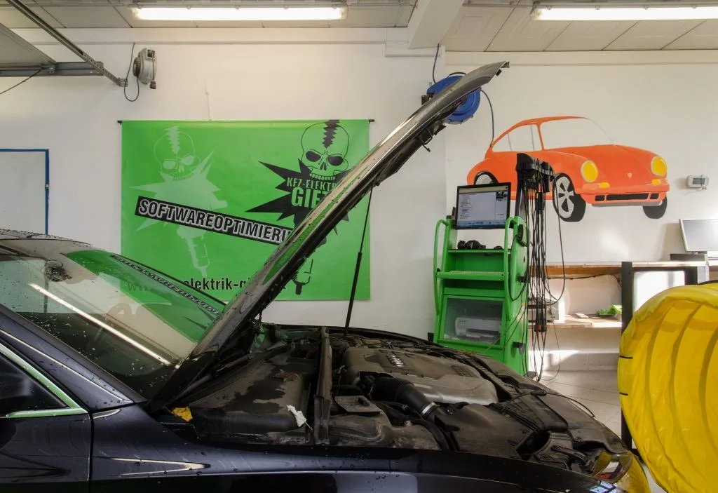 Fahrzeugdiagnose am geöffneten Motorraum