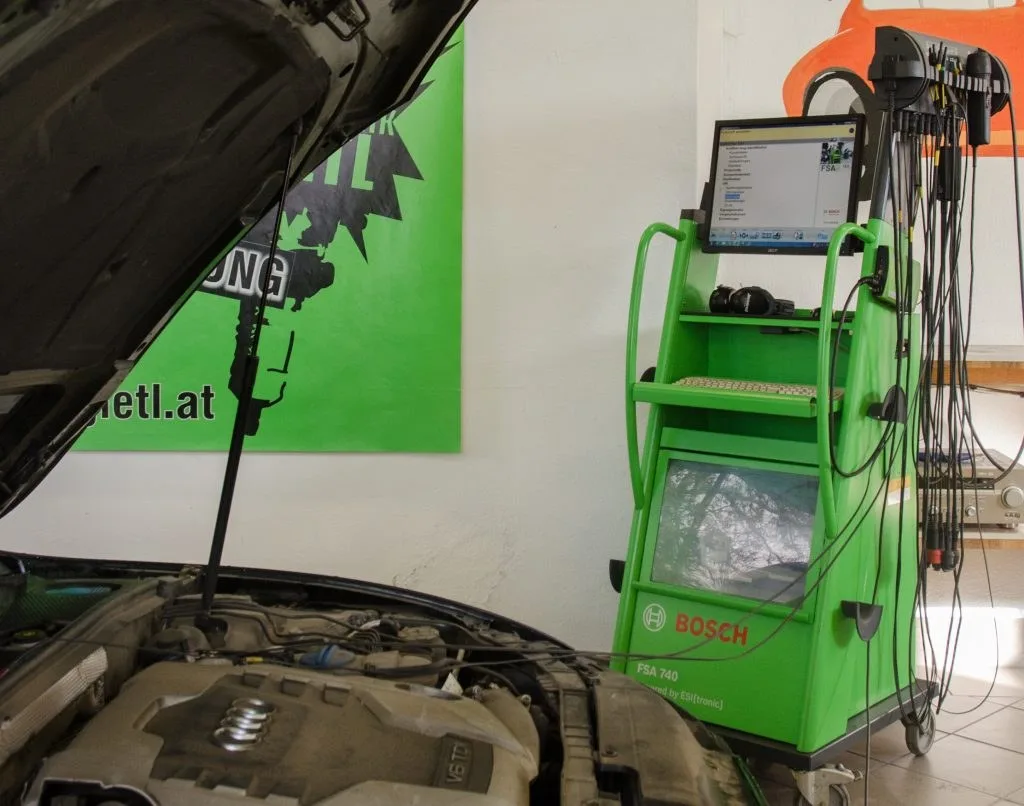 Bosch Diagnosegerät am Motorraum