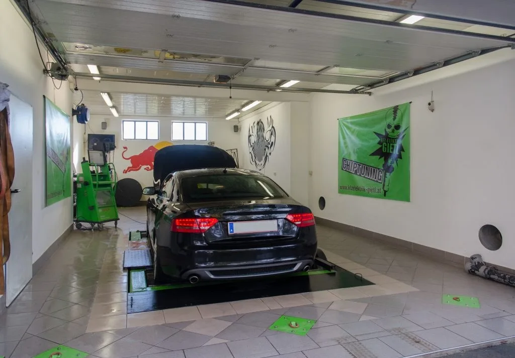 Fahrzeug auf dem Rollenprüfstand