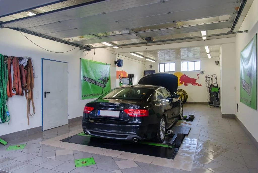 Auto auf dem Allrad-Leistungsprüfstand
