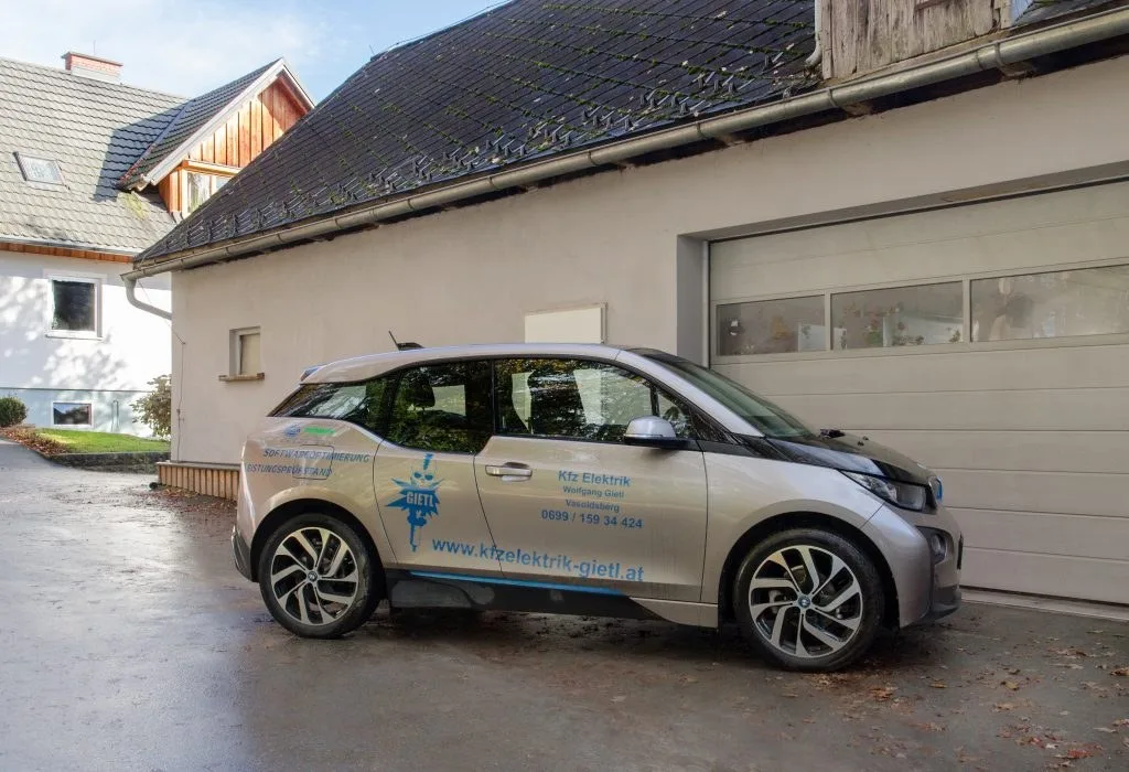 Fahrzeug vor der Werkstatt im Vasoldsberger Wald